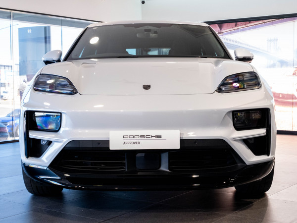 2025 Porsche Macan SUV image 3