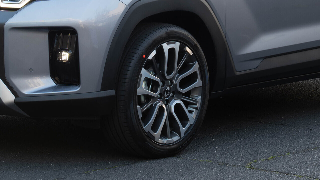 20-inch diamond cut alloy wheels Image