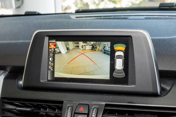 2015 BMW 2 Series 220i Sport Line Hatch image 15