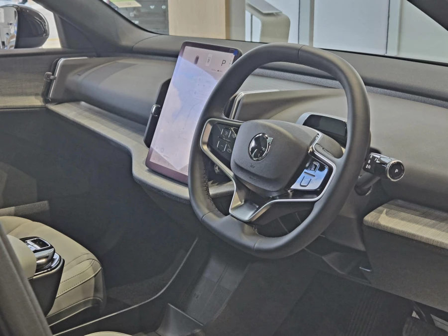 2026 Volvo EX30  Single Motor Extended Range Ultra SUV Image 10