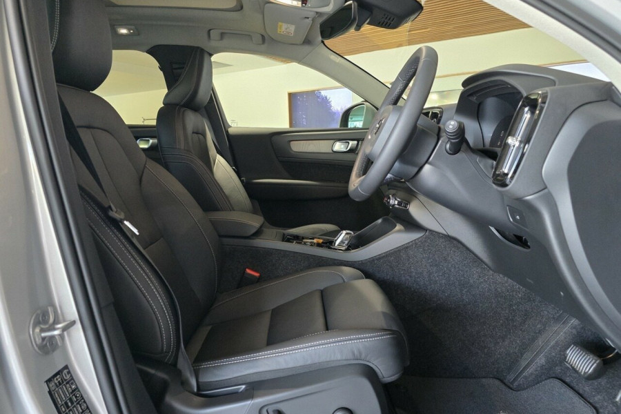 2025 Volvo XC40 XZ Ultra B4 Bright SUV Image 15