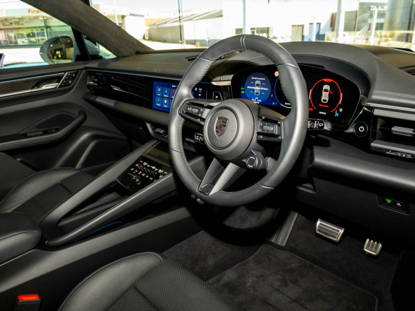2025 Porsche Macan SUV image 17