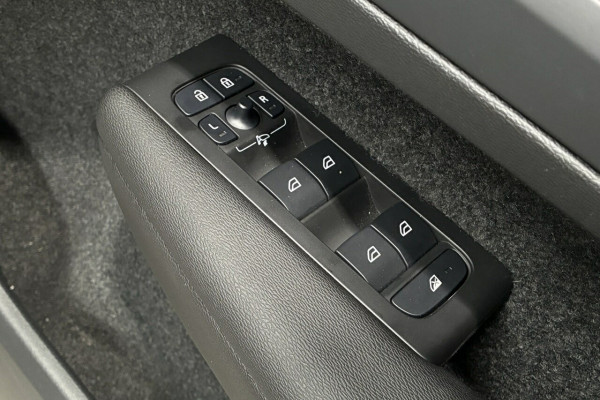 2025 Volvo XC40 XZ Plus B4 SUV Image 11