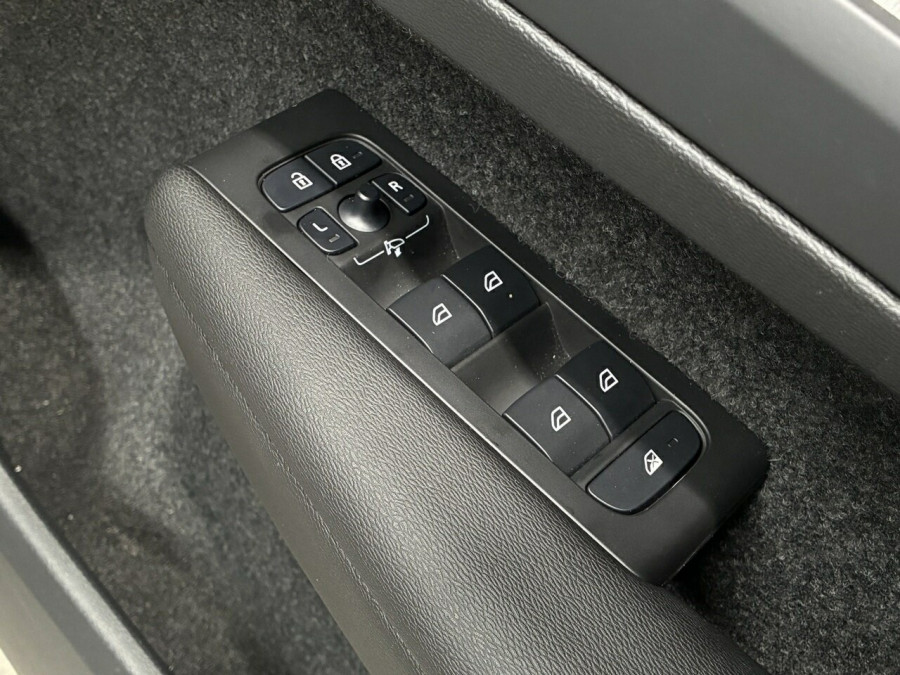 2025 Volvo XC40 XZ Plus B4 SUV Image 11