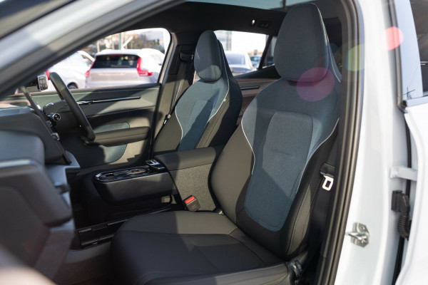 2026 Volvo EX30 Cross Country  Ultra Twin Motor Performance SUV Image 4
