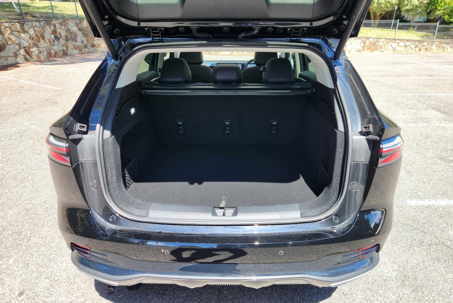 2024 MY24.5 MG HS AS33 Essence SUV Image 18