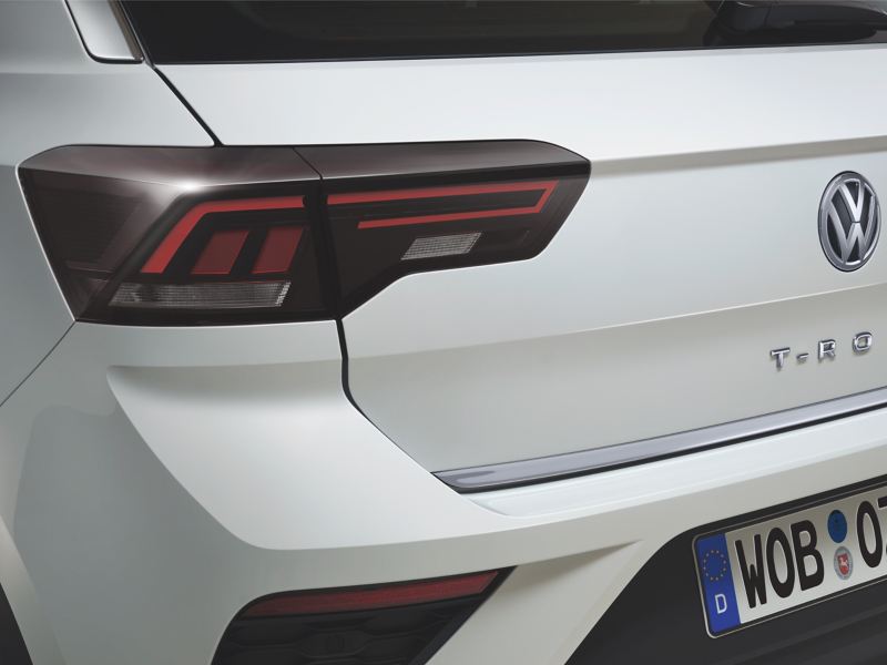 Tailgate protective strip