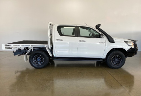 2017 Toyota HiLux SR 4x4 Double-Cab Cab-Chassis Cab chassis