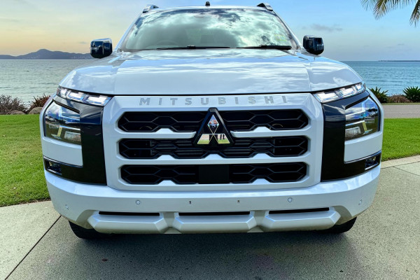 2025 Mitsubishi Triton MV  GSR Cab Chassis Image 2