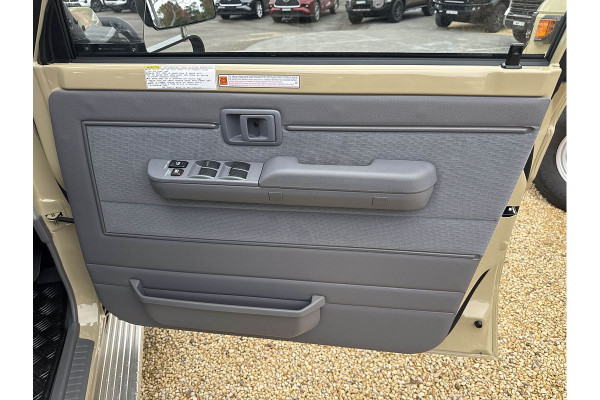 2024 Toyota LandCruiser GDJL79R (Cab Chassis) GXL Double-Cab Cab-Chassis Image 5