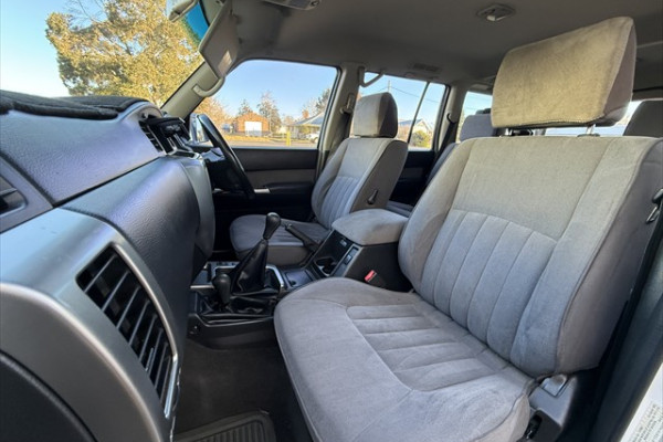 2012 Nissan Patrol Y61 ST SUV Image 16