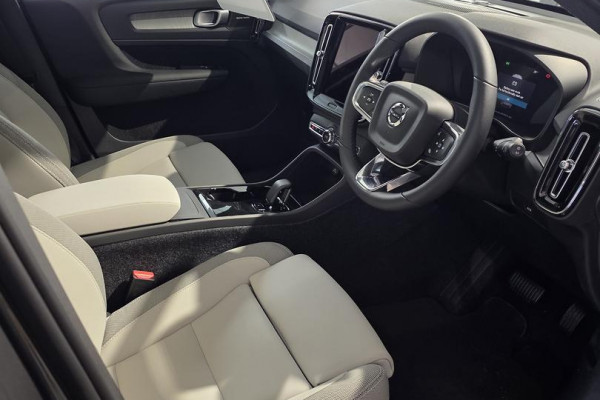 2026 Volvo EX40  Ultra Single Motor Extended Range SUV Image 2