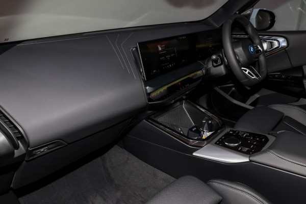 2025 BMW X3 G45 30e xDrive SUV image 9