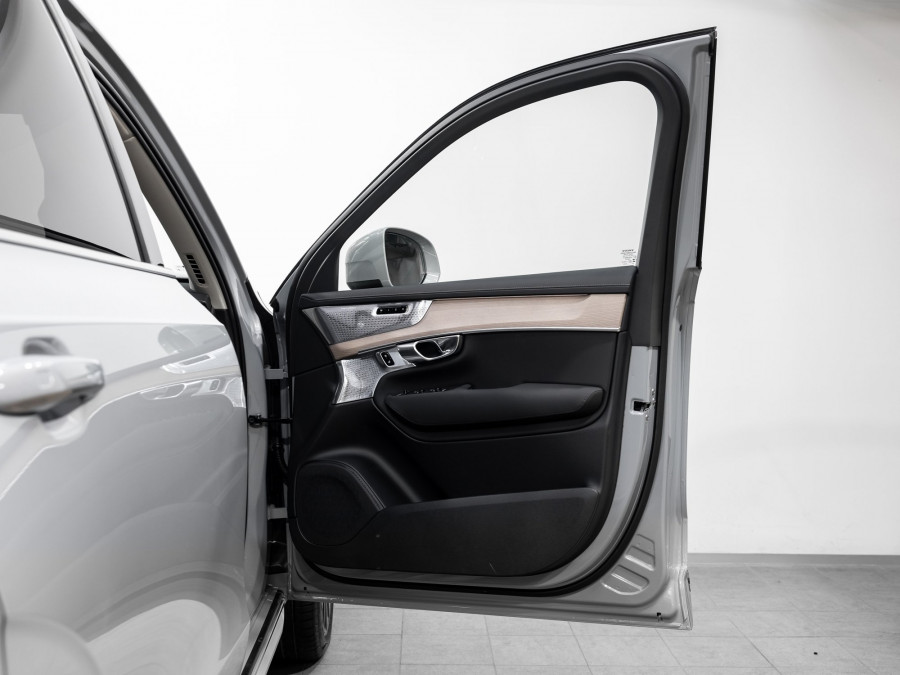 2026 Volvo XC90 L Series Ultra B5 Bright SUV Image 9