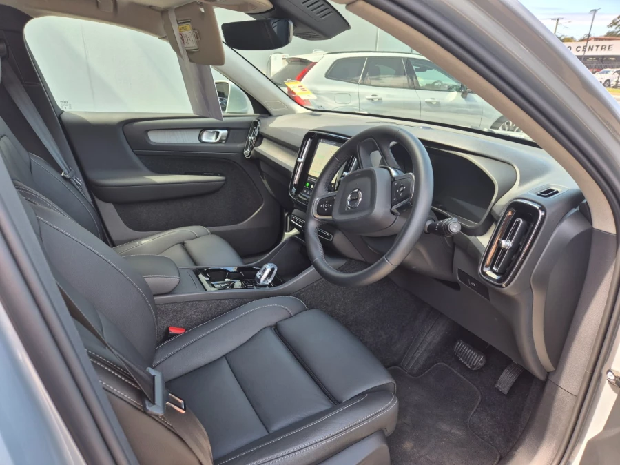 2025 MY26 Volvo XC40 XZ Ultra B4 Bright SUV Image 6