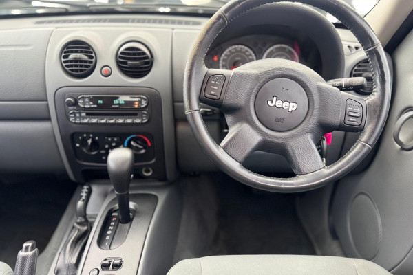 2005 Jeep Cherokee KJ Sport SUV Image 17