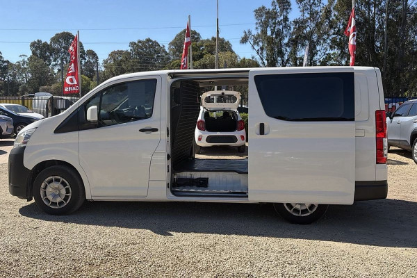 2020 Toyota HiAce GDH300R  Van Image 9