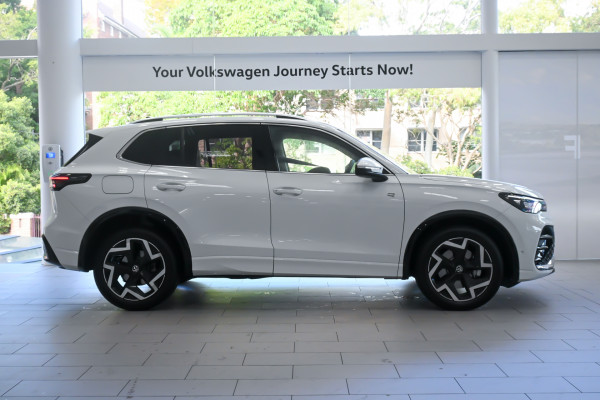 2025 Volkswagen Tiguan CT 150TSI R-Line SUV Image 3