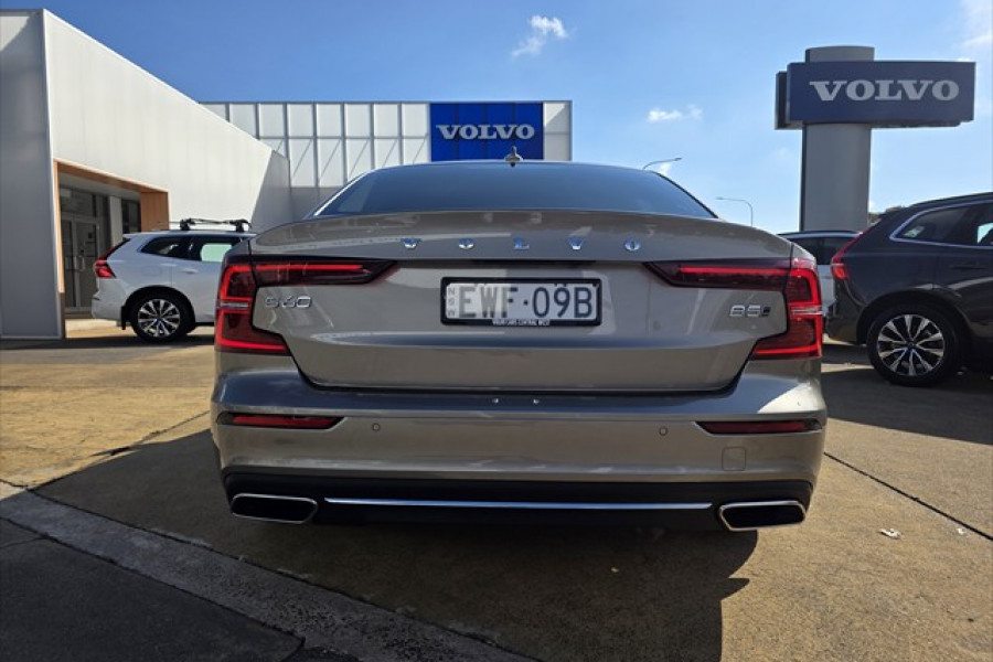 2022 Volvo S60  B5 Inscription Sedan Image 15