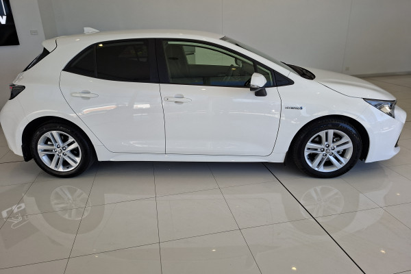 2022 Toyota Corolla ZWE219R  SX Hybrid Hatch Image 2