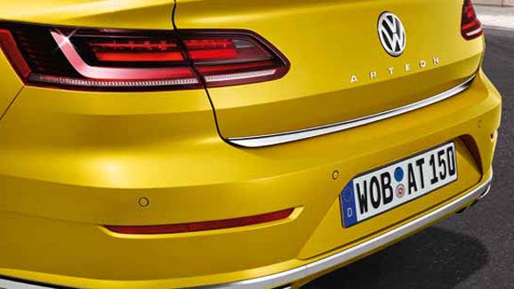 Tailgate protective strip