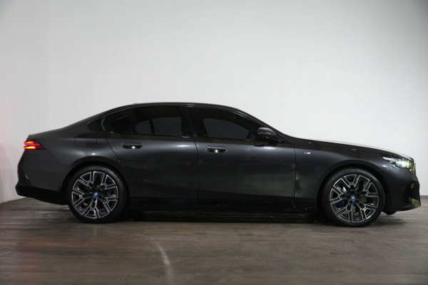 2025 BMW i5 eDrive40 M Sport Sedan Image 3