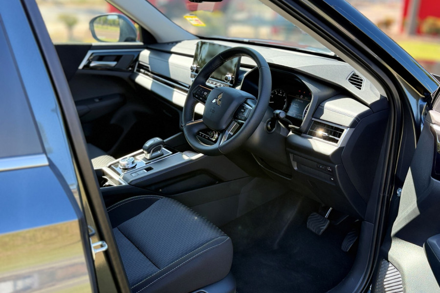2024 Mitsubishi Outlander ZM LS SUV Image 10