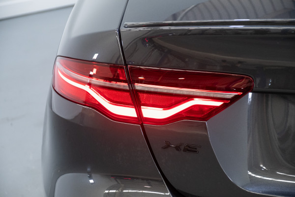 2022 Jaguar XE P300 R-Dynamic SE Sedan Image 11