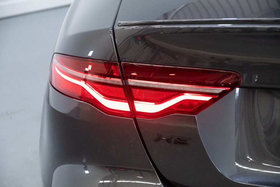 2022 Jaguar XE P300 R-Dynamic SE Sedan Image 11