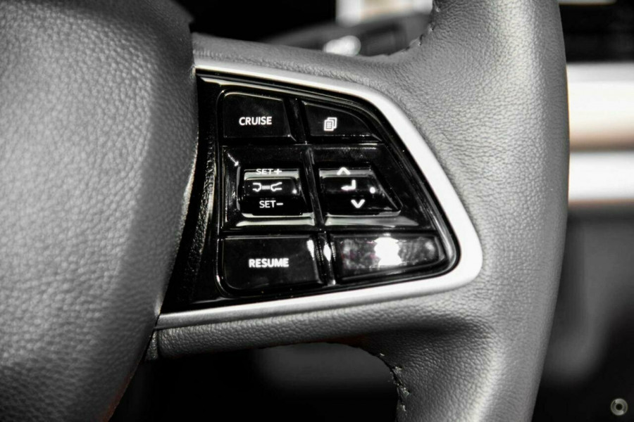 2025 Mahindra XUV700  AX7L SUV Image 11