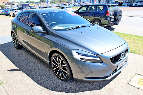 2016 Volvo V40 T3 - Momentum Hatch