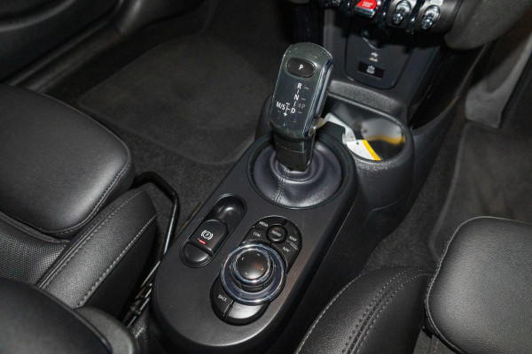 2023 MINI Cooper F55 LCI-2 C Classic Hatch image 13
