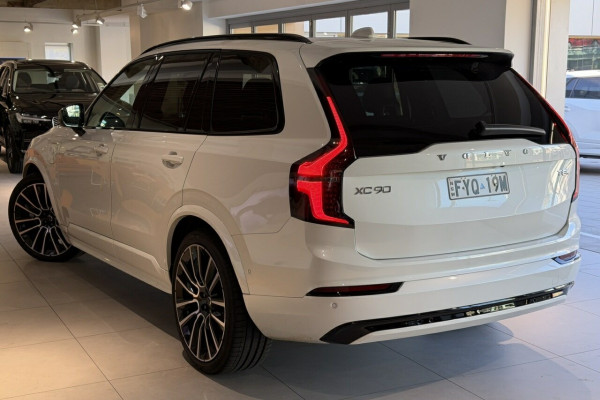 2025 Volvo XC90 L Series Ultra T8 Plug-In Hybrid SUV Image 3
