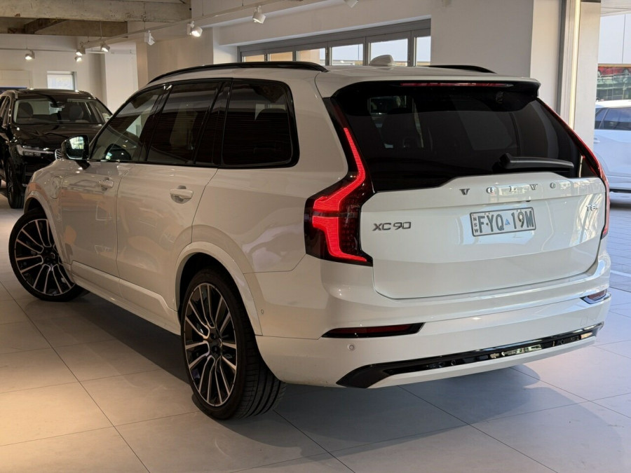 2025 Volvo XC90 L Series Ultra T8 Plug-In Hybrid SUV Image 3