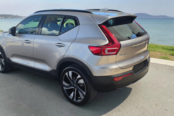 2023 Volvo XC40 XZ Ultimate B5 Dark SUV Image 5