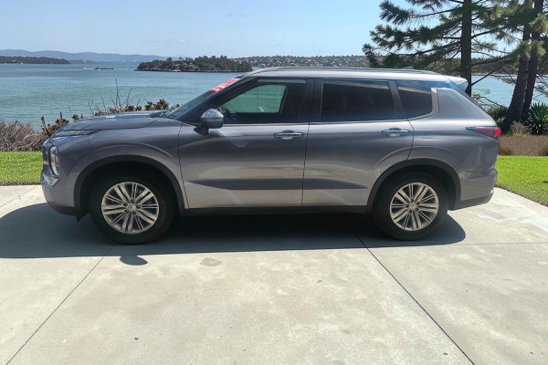 2023 Mitsubishi Outlander ZM LS SUV Image 4