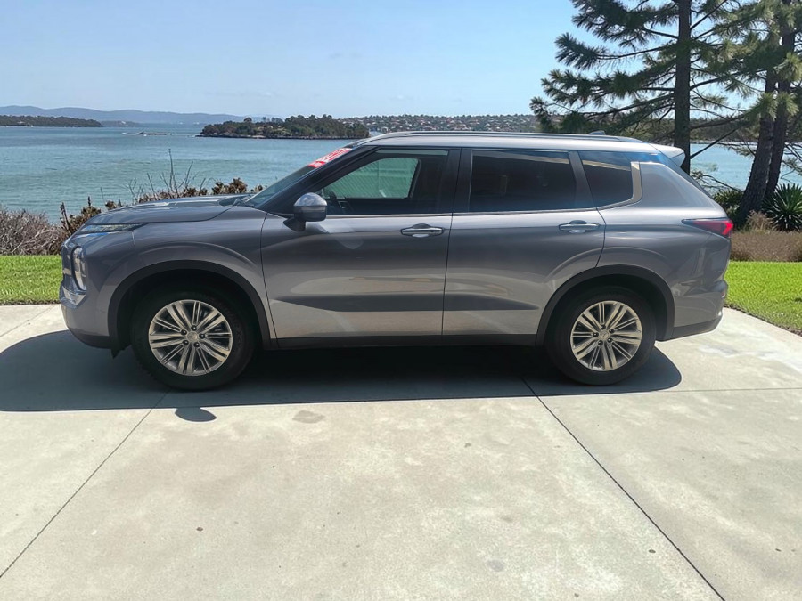 2023 Mitsubishi Outlander ZM LS SUV Image 4