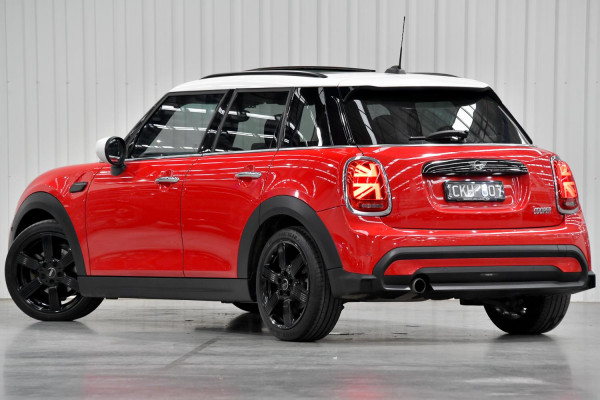 2022 MINI Cooper F55 LCI-2 C Classic Hatch image 2