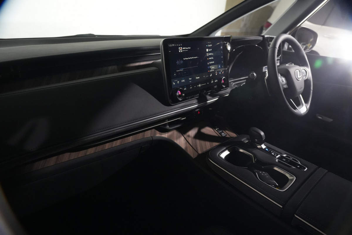 2025 Lexus LM 500h Ultra Luxury Black Trim SUV