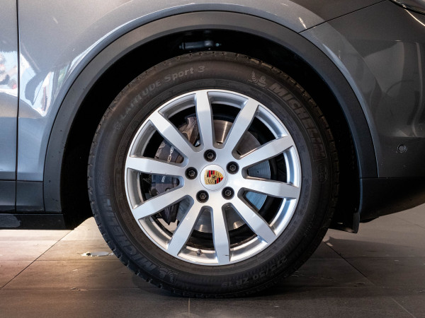 2022 MY23 Porsche Cayenne SUV image 8