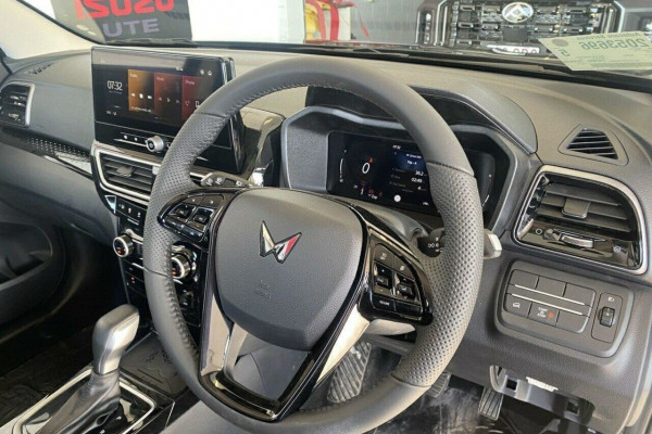 2025 Mahindra XUV3X0  AX5L SUV Image 28