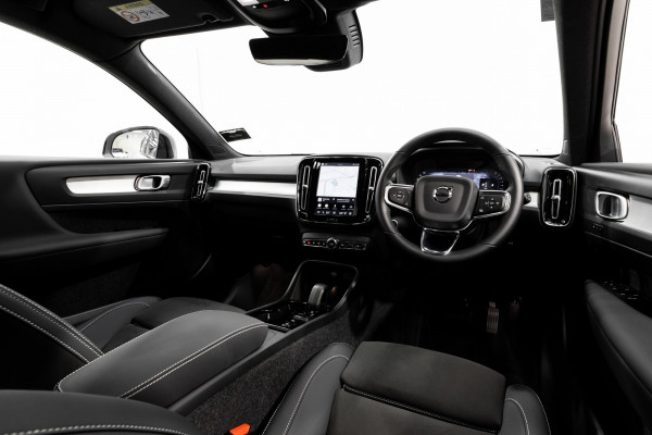 2025 Volvo XC40 XZ Ultra B4 Dark SUV Image 12