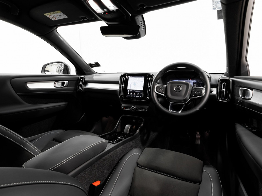 2025 Volvo XC40 XZ Ultra B4 Dark SUV Image 12