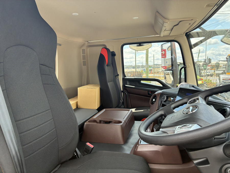 2026 Hino 700 FS 2632 AT LEAF 4575 FS Cab Chassis Image 10