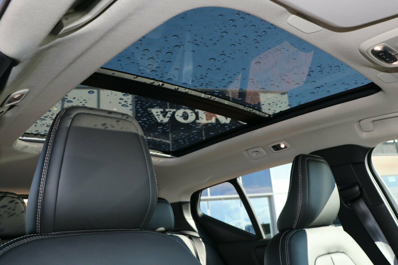 2021 Volvo XC40 XZ T4 Momentum Suv Image 17