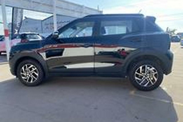 2025 Mahindra XUV3X0  AX5L SUV Image 7
