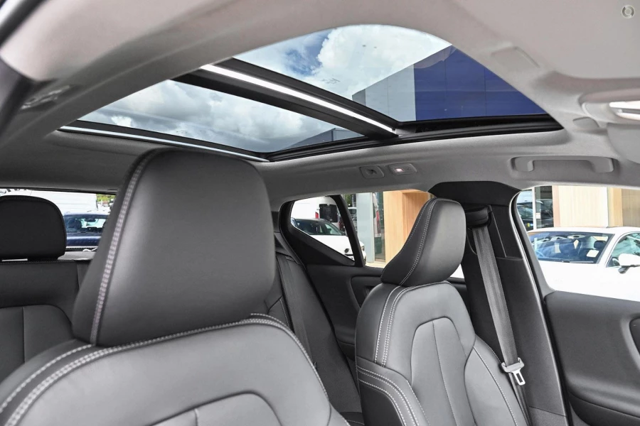 2025 MY26 Volvo XC40 XZ Ultra B4 Bright SUV Image 11