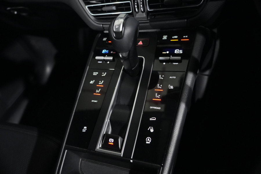 2022 Porsche Macan SUV Image 15