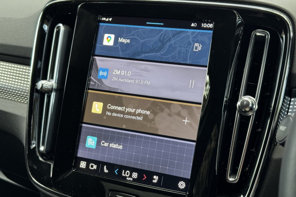 2025 Volvo XC40 XZ Ultra B4 Dark SUV Image 12