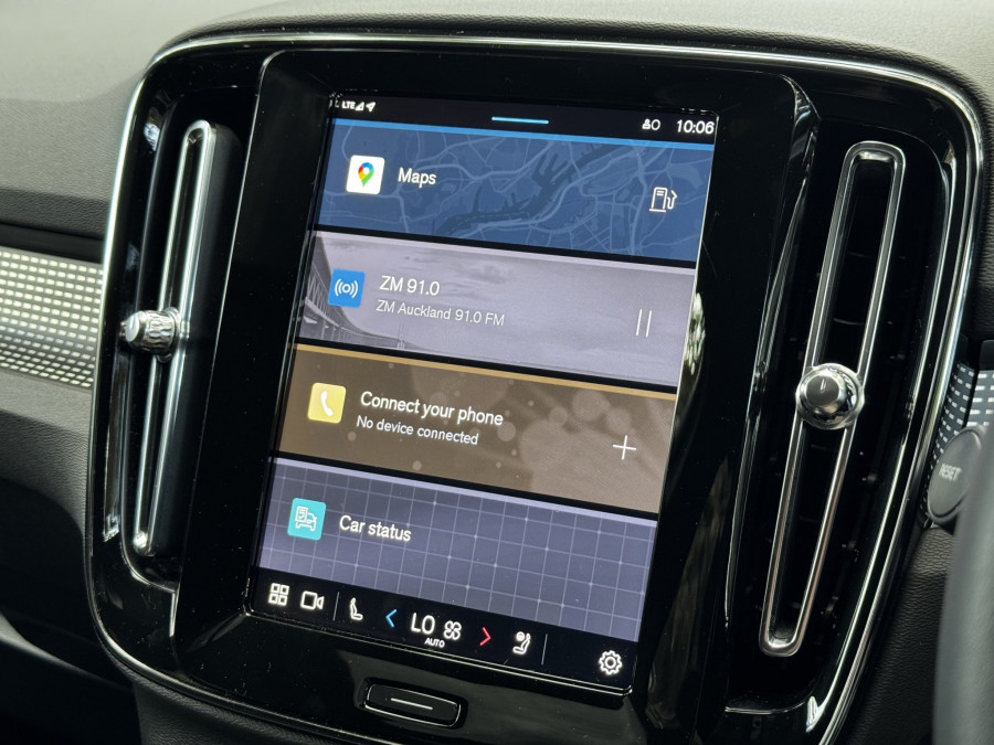 2025 Volvo XC40 XZ Ultra B4 Dark SUV Image 12